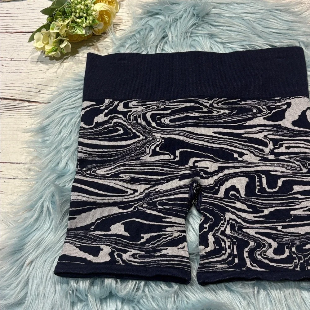 NWT Sweaty Betty Seamless Jacquard Marble Navy Blue Yoga Mid Rise Shorts